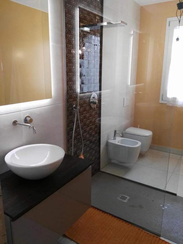 Bagno ristrutturato Brugnolo Termoidraulica Padova con doccia walk-in a filo pavimento e rivestimento a mosaico