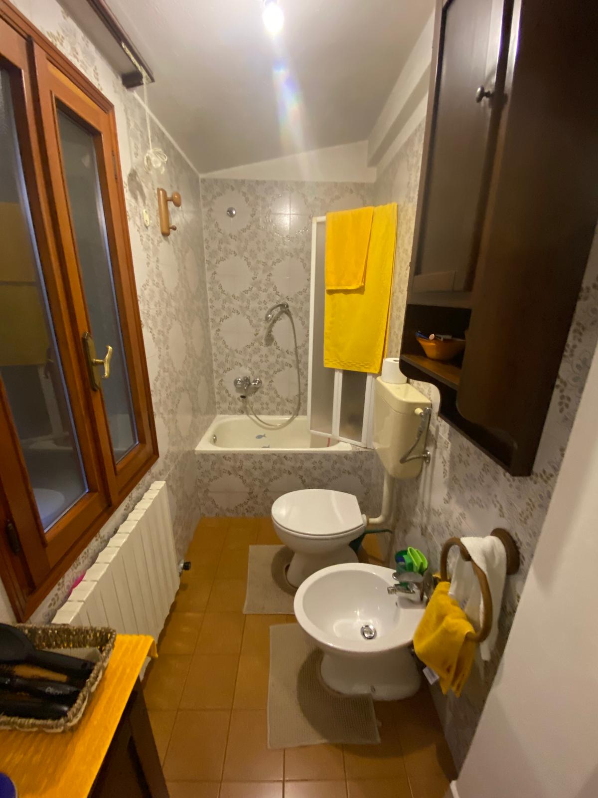 Bagno con vecchia vasca prima dell'intervento Brugnolo Termoidraulica