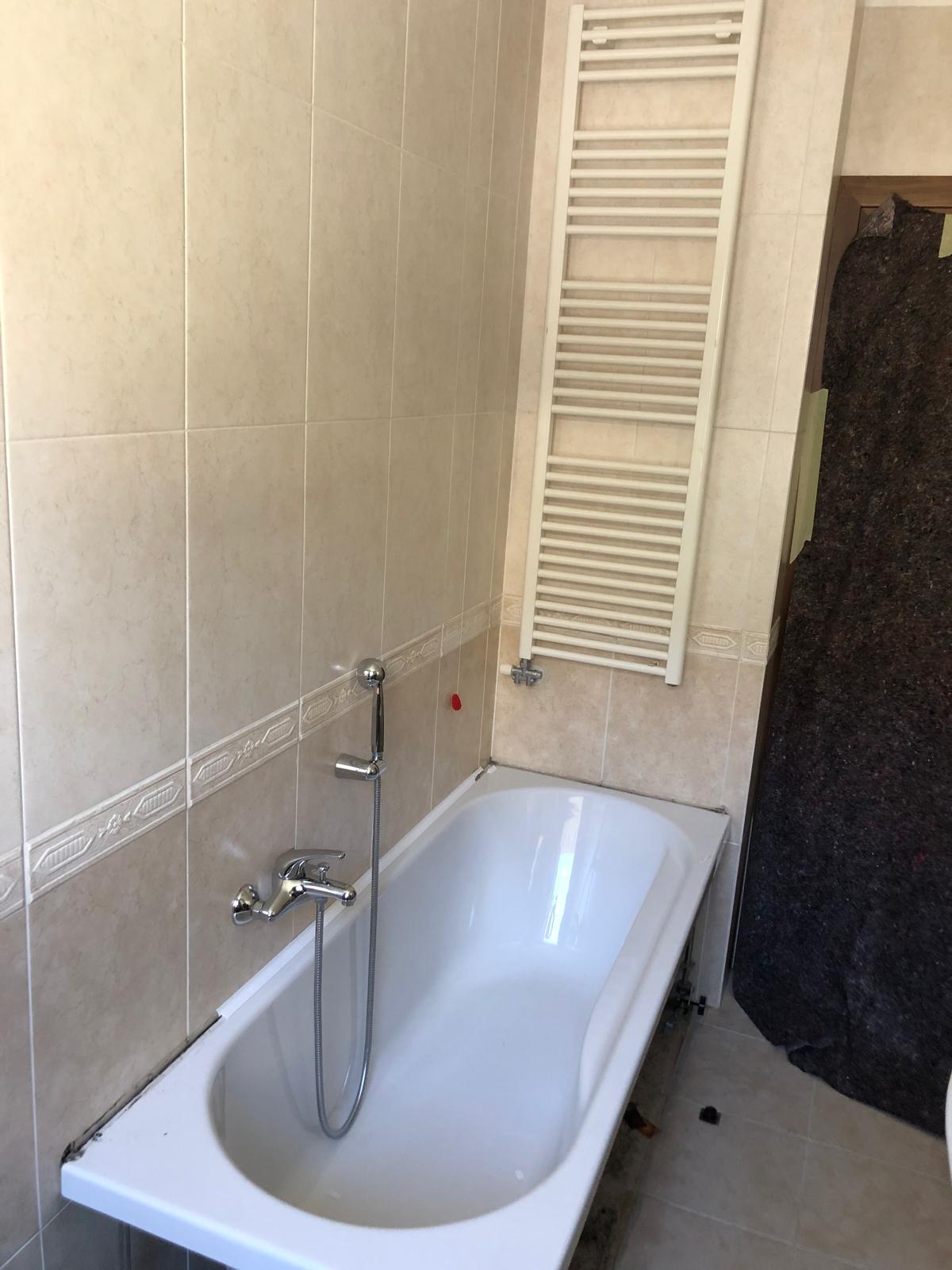 Vasca da bagno prima della sostituzione con doccia