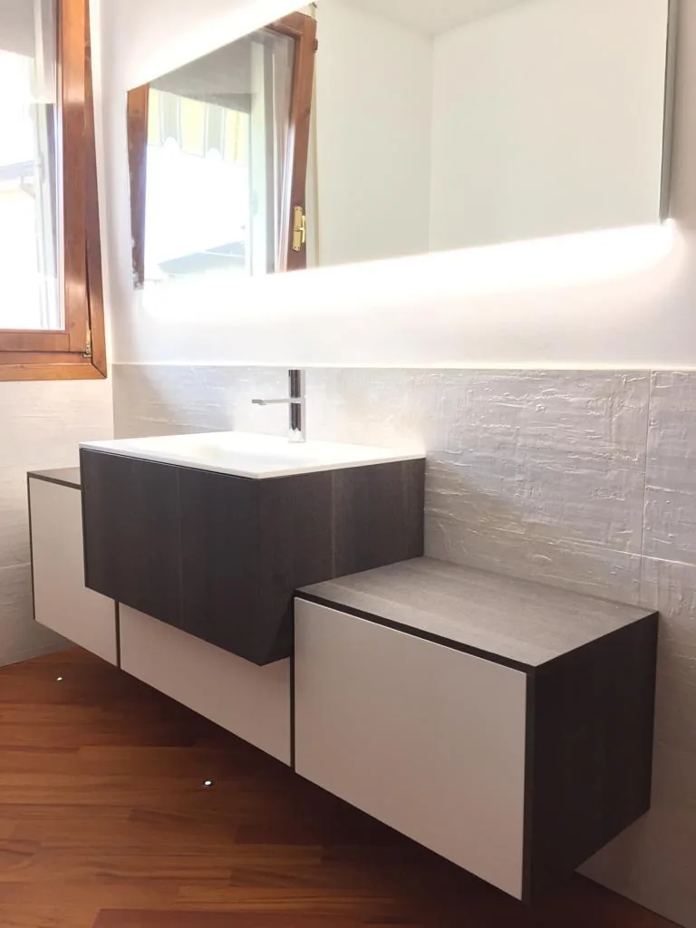 Mobile bagno moderno con specchio retroilluminato installato da Brugnolo Termoidraulica a Padova