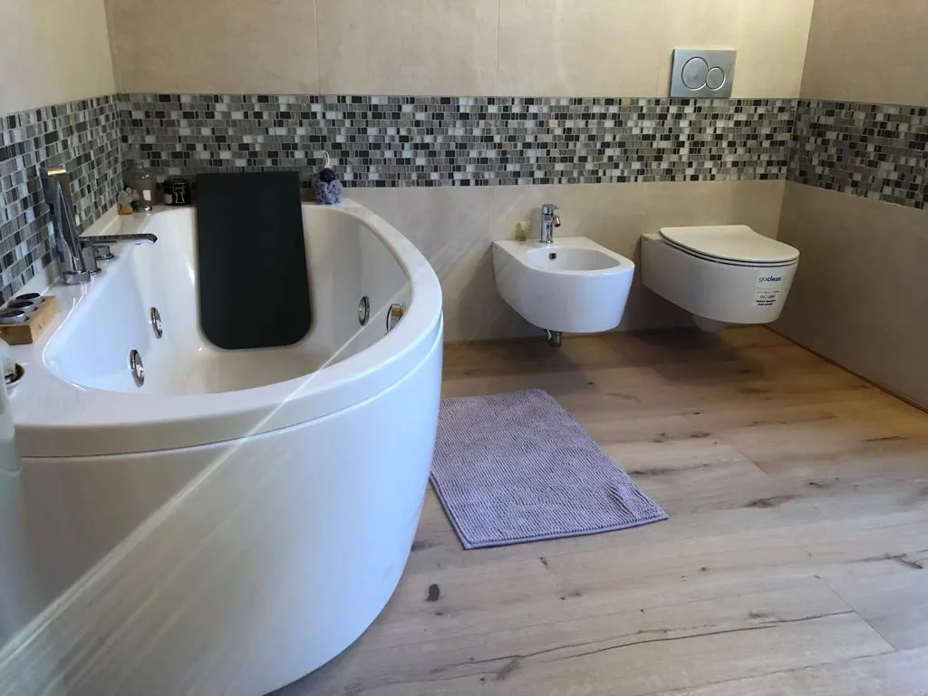 Bagno su misura con vasca idromassaggio d'angolo, bidet e WC sospesi realizzato da Brugnolo Termoidraulica a Padova