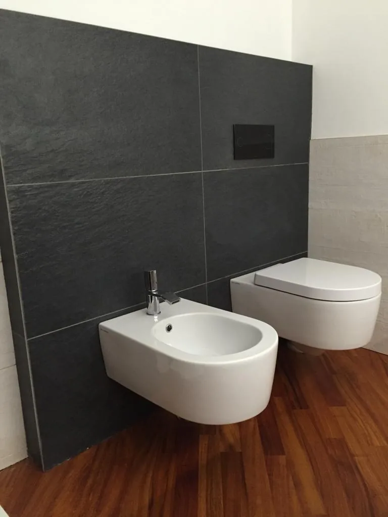Sanitari sospesi e rivestimento in ardesia in un bagno realizzato da Brugnolo Termoidraulica a Padova