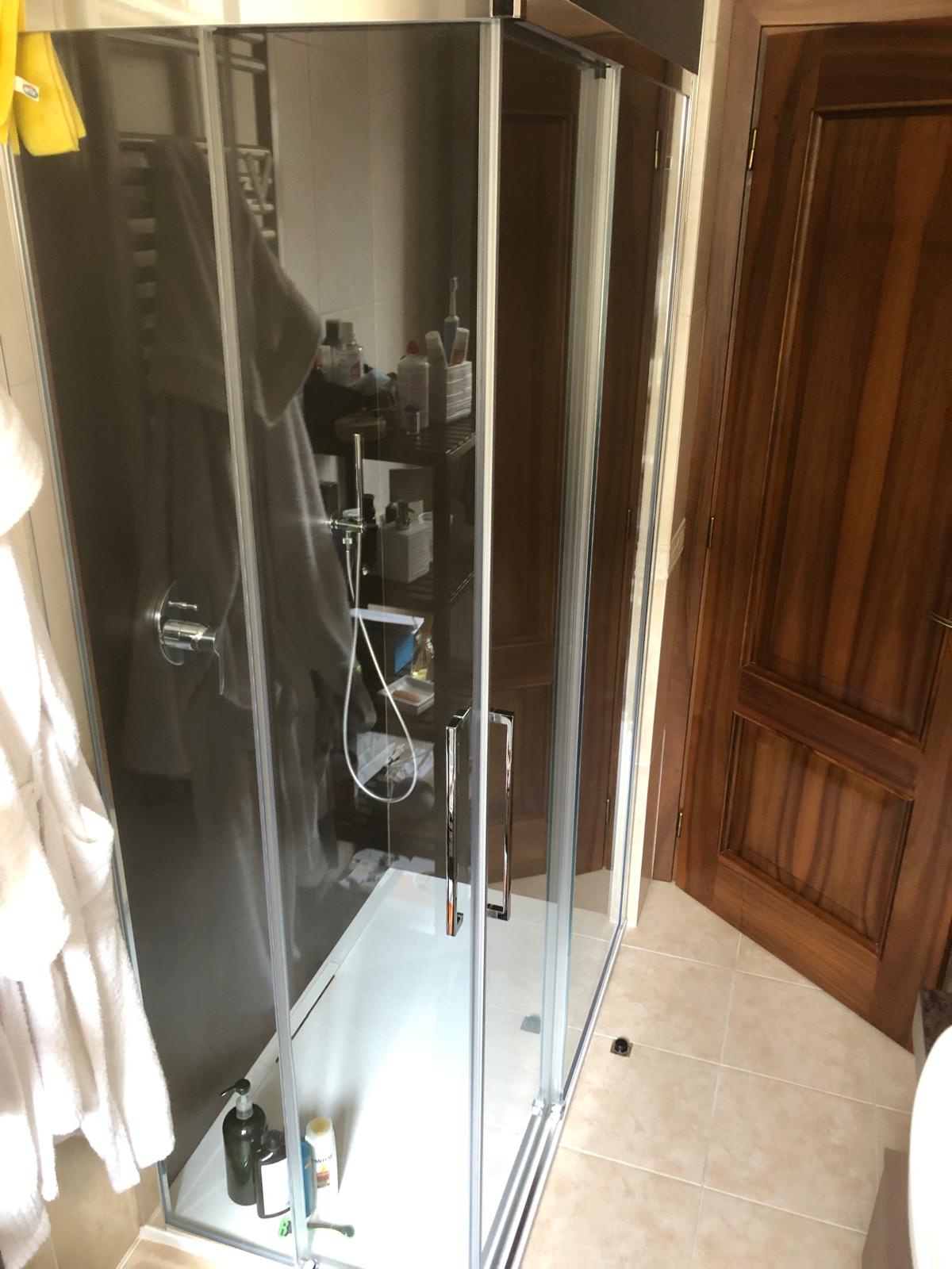 Box doccia in vetro installato al posto della vasca da bagno